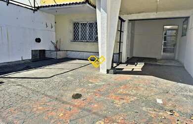 Imagem: A casa possui 3 Dormitórios, 2 Banheiros, 4 Vagas na garagem