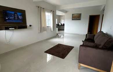 Imagem: A casa possui 3 Dormitórios, Acomodam 12 pessoas, 2 Vagas na