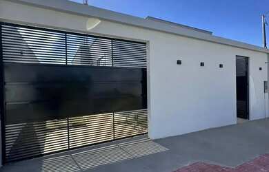 Imagem: A casa possui 3 Dormitórios, 1 Banheiro, 1 Vaga na garagem