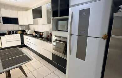 Imagem: A casa possui 3 Dormitórios, 2 Banheiros, 3 Vagas na garagem