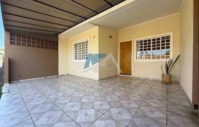 Imagem: A casa possui 3 Dormitórios, 1 Banheiro, 2 Vagas na garagem