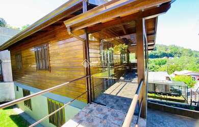 Imagem: A casa possui 4 Dormitórios, 3 Banheiros, 1 Vaga na garagem