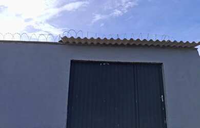 Imagem: A casa possui 2 Dormitórios, 2 Banheiros, 2 Vagas na garagem