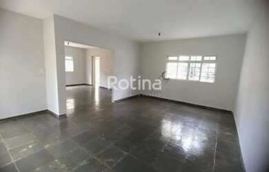 Imagem: A casa possui 3 Dormitórios, 3 Banheiros, 3 Vagas na garagem