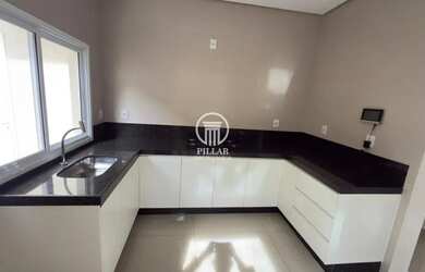 Imagem: A casa possui 3 Dormitórios, 2 Banheiros, 2 Vagas na garagem