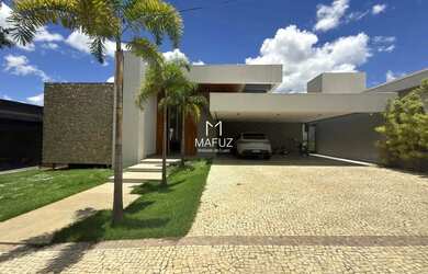 Imagem: A casa possui 4 Dormitórios, 5 Banheiros, 4 Vagas na garagem