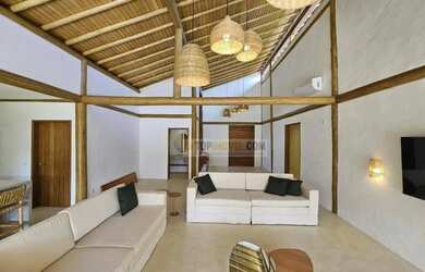 Imagem: A casa em condomínio possui 5 Dormitórios, 5 Banheiros, 360m²