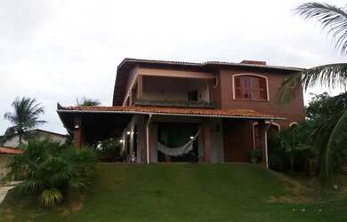 Imagem: A casa possui 5 Dormitórios, Acomodam 30 pessoas, 5 Vagas na