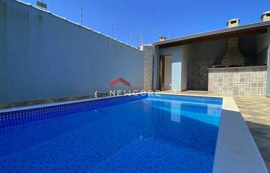 Imagem: A casa possui 3 Dormitórios, 4 Banheiros, 2 Vagas na garagem