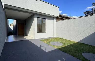 Imagem: A casa possui 3 Dormitórios, 2 Banheiros, 2 Vagas na garagem