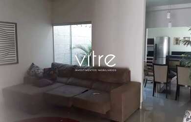 Imagem: A casa possui 3 Dormitórios, 2 Banheiros, 4 Vagas na garagem