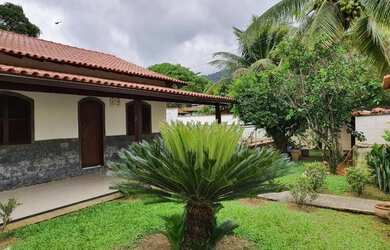 Imagem: A casa e possui 5 Dormitórios, Suítes, 4 Banheiros, 3 Vagas