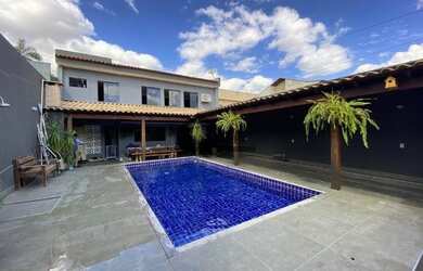 Imagem: A casa possui 5 Dormitórios, 5 Banheiros, 3 Vagas na garagem