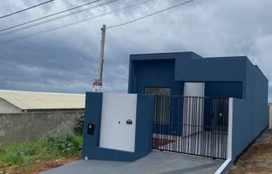 Imagem: A casa possui 3 Dormitórios, 1 Banheiro, 2 Vagas na garagem