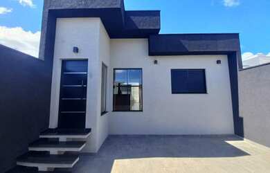 Imagem: A casa possui 3 Dormitórios, 2 Banheiros, 2 Vagas na garagem