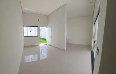 Imagem: A casa possui 2 Dormitórios, 2 Banheiros, 2 Vagas na garagem