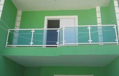 Imagem: A casa possui 2 Dormitórios, 2 Banheiros, 2 Vagas na garagem