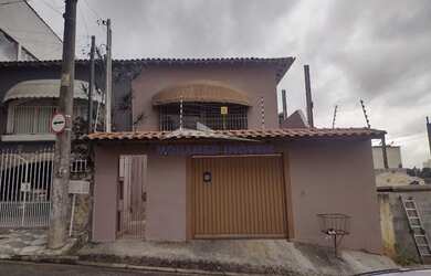 Imagem: A casa e possui 3 Dormitórios, Suítes, 2 Banheiros, 2 Vagas