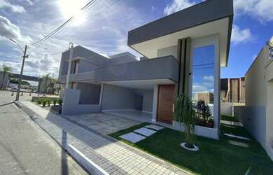 Imagem: A casa possui 3 Dormitórios, 3 Banheiros, 2 Vagas na garagem