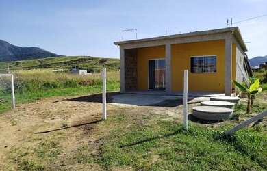 Imagem: A casa possui 2 Dormitórios, 1 Banheiro, 2 Vagas na garagem