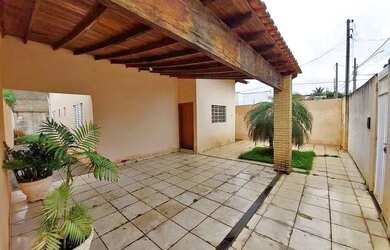 Imagem: A casa possui 2 Dormitórios, 2 Banheiros, 2 Vagas na garagem