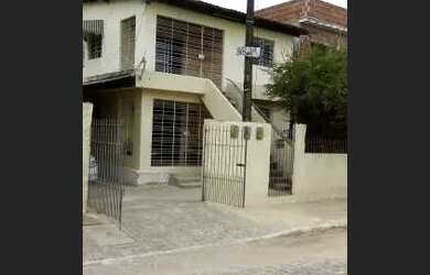 Imagem: A casa possui 3 Dormitórios, 1 Banheiro, 1 Vaga na garagem