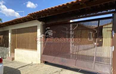 Imagem: A casa possui 1 Dormitório, 1 Banheiro, 1 Vaga na garagem