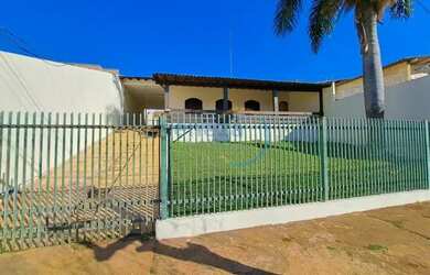 Imagem: A casa possui 3 Dormitórios, 3 Banheiros, 2 Vagas na garagem