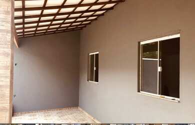 Imagem: A casa possui 2 Dormitórios, 1 Banheiro, 2 Vagas na garagem