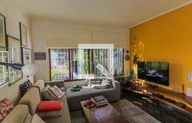 Imagem: A casa possui 3 Dormitórios, 3 Banheiros, 2 Vagas na garagem