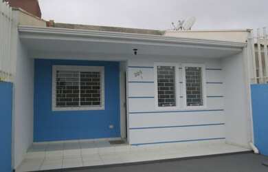 Imagem: A casa possui 2 Dormitórios, 1 Banheiro, 1 Vaga na garagem