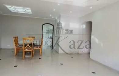 Imagem: A casa possui 3 Dormitórios, 2 Banheiros, 5 Vagas na garagem