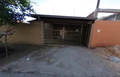 Imagem: A casa possui 3 Dormitórios, 1 Banheiro, 3 Vagas na garagem