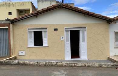 Imagem: A casa possui 3 Dormitórios, 1 Banheiro, 121m² de Área e