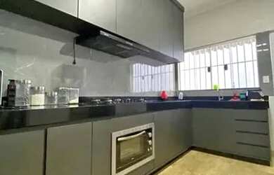 Imagem: A casa possui 1 Dormitório, 1 Banheiro, 1 Vaga na garagem