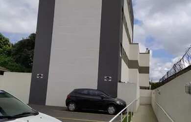 Imagem: O apartamento possui 1 Dormitório, 1 Banheiro, 1 Vaga na garagem