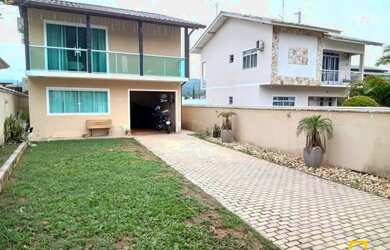 Imagem: A casa possui 4 Dormitórios, 2 Banheiros, 4 Vagas na garagem