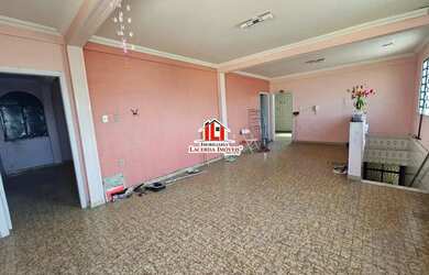 Imagem 6: Casa de Esquina no Dom Pedro 1 - Casa de esquina com um prédio