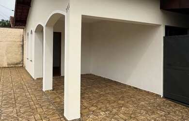 Imagem: A casa possui 3 Dormitórios, 2 Banheiros, 2 Vagas na garagem