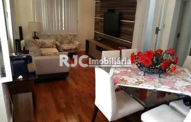 Imagem: A casa possui 4 Dormitórios, 1 Banheiro, 1 Vaga na garagem