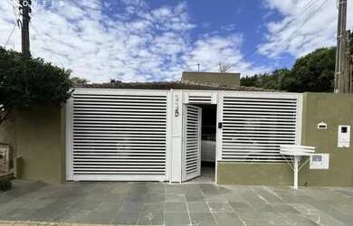 Imagem: A casa possui 3 Dormitórios, 2 Banheiros, 2 Vagas na garagem