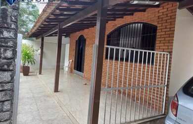 Imagem: A casa possui 4 Dormitórios, 2 Banheiros, 5 Vagas na garagem