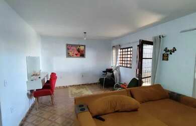 Imagem: A casa possui 2 Dormitórios, 3 Banheiros, 4 Vagas na garagem