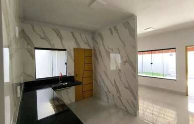 Imagem: A casa possui 3 Dormitórios, 1 Banheiro, 1 Vaga na garagem