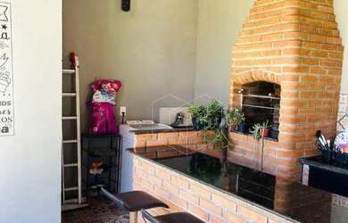 Imagem: A casa possui 2 Dormitórios, 1 Banheiro, 2 Vagas na garagem