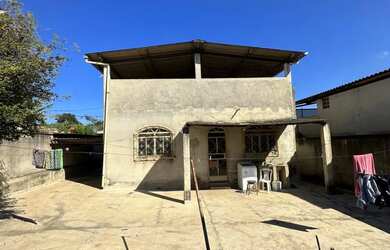 Imagem: A casa possui 4 Dormitórios, 3 Banheiros, 5 Vagas na garagem