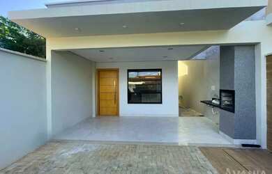 Imagem: A casa possui 3 Dormitórios, 1 Banheiro, 2 Vagas na garagem