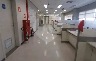 Imagem: O depósito possui 5 Vagas na garagem, 1.385m² de Área e