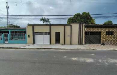 Imagem: A casa possui 3 Dormitórios, 1 Banheiro, 2 Vagas na garagem