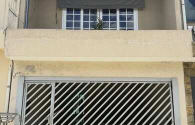 Imagem: A casa possui 3 Dormitórios, 2 Banheiros, 2 Vagas na garagem